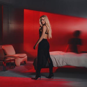 Becky Hill – >>>hands on me